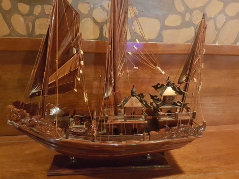Thuyền rồng gỗ cẩm lai